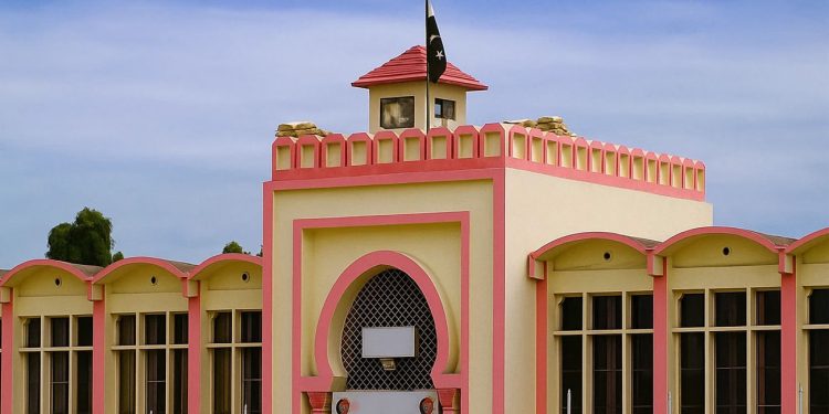 علیمہ خان اور دیگر کو اڈیالہ جیل جانے سے روک دیا گیا