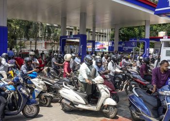 Fuel crisis in India, petrol pumps empty, people worried
