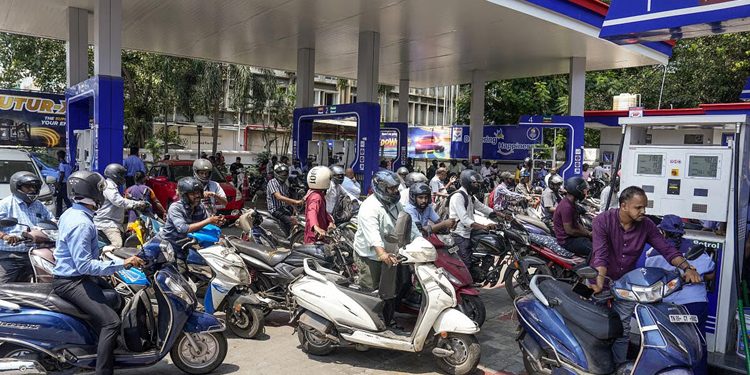 Fuel crisis in India, petrol pumps empty, people worried