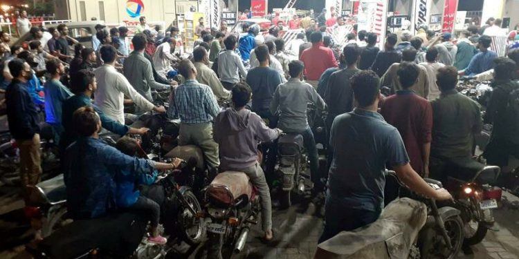 قیمت میں اضافے کی افواہیں،پٹرول پمپس پر رش