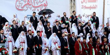 300 brave couples hold mass wedding in Gaza amid bombing