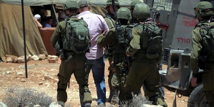 Israeli army raids, arrests 14 Palestinians