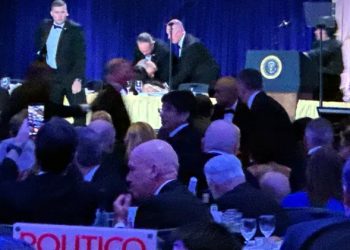 Who was the magician who showed President Trump the slip during the attack