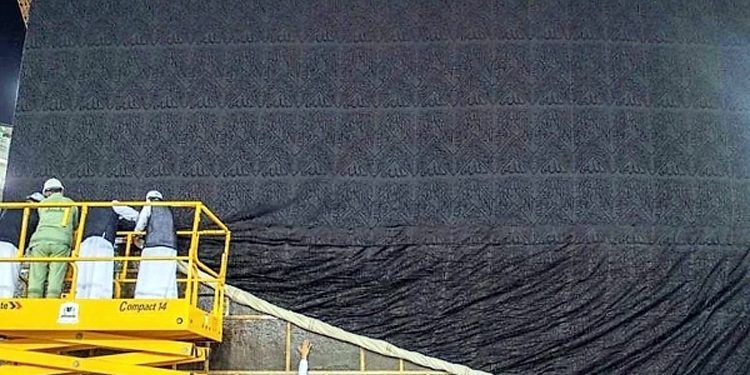Work begins to secure the walls of the Holy Mosque