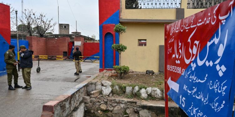 جیل میں بانی پی ٹی آئی سے کوئی ملاقات کیلئے نہیں آیا