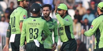 عرفات منہاس ڈیبیو پر 5 وکٹ لینے والے پہلے پاکستانی بولر بن گئے