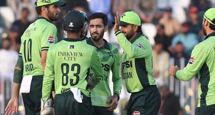 عرفات منہاس ڈیبیو پر 5 وکٹ لینے والے پہلے پاکستانی بولر بن گئے