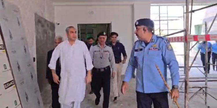 وزیر داخلہ محسن نقوی کا سیف سٹی ہیڈ کوارٹرز کا دورہ