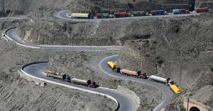 پاکستان سے افغانوں کو وطن واپس لانے والا ٹرک اُلٹ گیا، 10 بچوں سمیت 18 افراد ہلاک