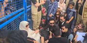 وزیراعلیٰ سہیل آفریدی کا بانی کی بہنوں کے ہمراہ دھرنا