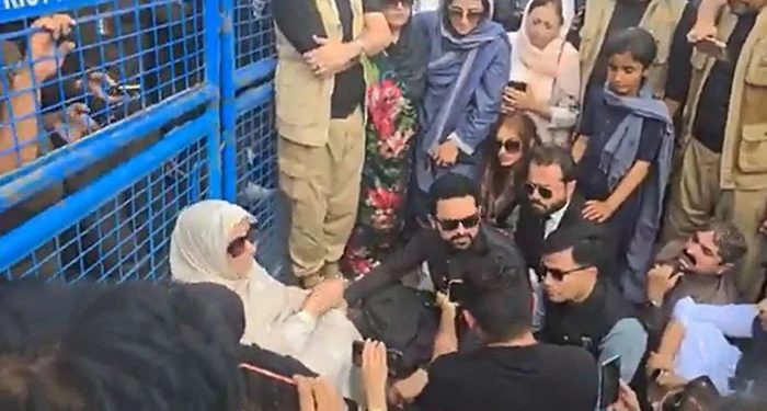 وزیراعلیٰ سہیل آفریدی کا بانی کی بہنوں کے ہمراہ دھرنا