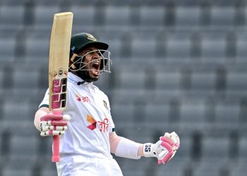 Pakistan continues batting in pursuit of 437, on a mission to avoid a clean sweep