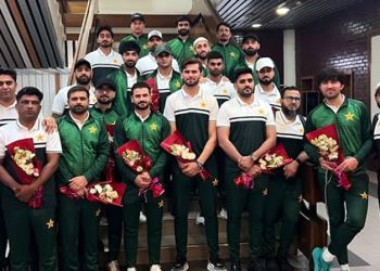 Pakistani cricketers shopping in Bangladesh