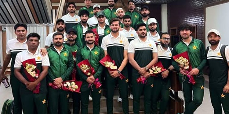 Pakistani cricketers shopping in Bangladesh