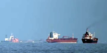 Pakistani ship crosses the Strait of Hormuz