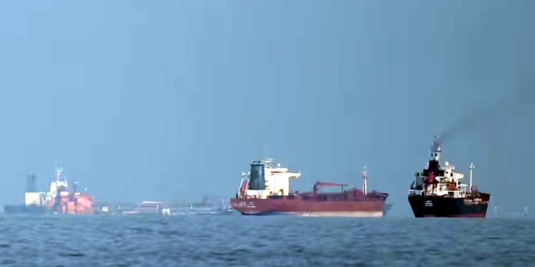 Pakistani ship crosses the Strait of Hormuz