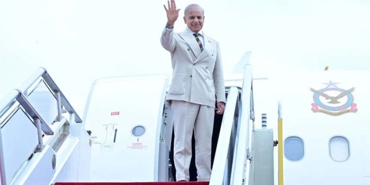 وزیراعظم چین سے وطن واپس پہنچ گئے