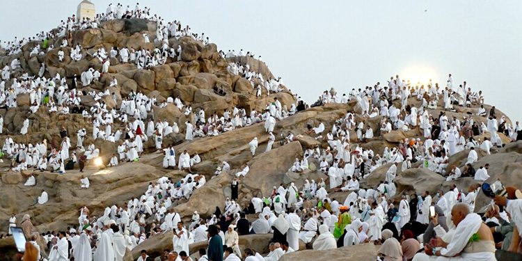 The most important pillar of Hajj, Waqfah Arafat, will be performed today, Hajj pilgrims have begun gathering in the plain of Arafat.