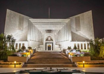 The police officer who filed the complaint cannot become the investigating officer of the same case, Supreme Court has ruled.