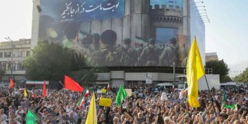تہران، ہزاروں افراد کا سپریم لیڈر مجتبیٰ خامنہ ای کے حق میں مظاہرہ