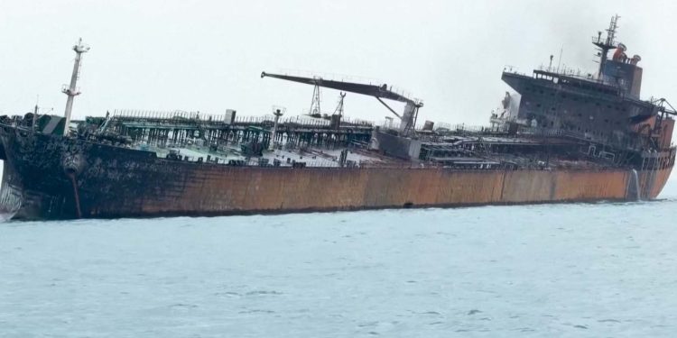 خلیج میں کارگو جہاز پر حملہ