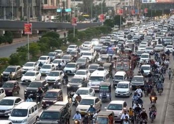کراچی ، شارع فیصل پر آج سے لین کی خلاف ورزی پر ای چالان