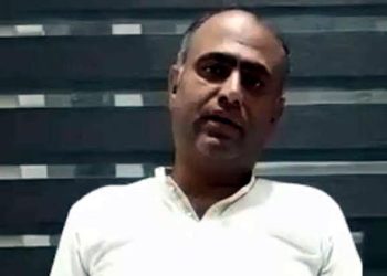 A big blow to the banned Joint Action Committee, central members Faisal Gilani and Khawaja Anis announce their detachment