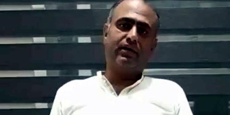 A big blow to the banned Joint Action Committee, central members Faisal Gilani and Khawaja Anis announce their detachment