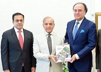 Finance Minister meets Prime Minister, presents economic survey report
