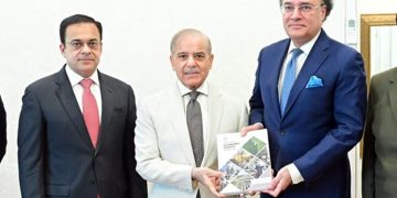 Finance Minister meets Prime Minister, presents economic survey report