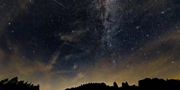In August, it will be dark during the day, the sun will be hidden, and stars will be visible.