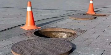 Lahore, girl falls into open manhole