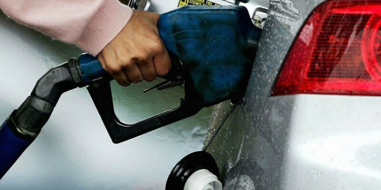 Petrol cheaper by Rs 4 per liter, diesel price unchanged
