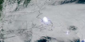Powerful explosions as meteorite breaks up in the atmosphere in America