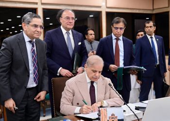 وزیراعظم کے بجٹ دستاویزات پردستخط،بجٹ خسارہ 5ہزار 226ارب روپے مقرر