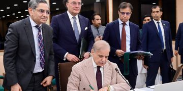 وزیراعظم کے بجٹ دستاویزات پردستخط،بجٹ خسارہ 5ہزار 226ارب روپے مقرر