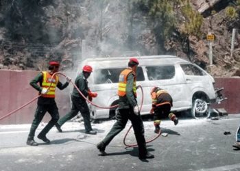Tourist van catches fire in Murree, 10 passengers killed, four injured