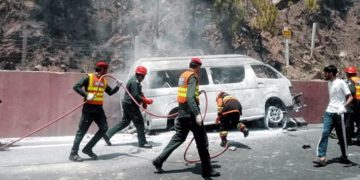 Tourist van catches fire in Murree, 10 passengers killed, four injured