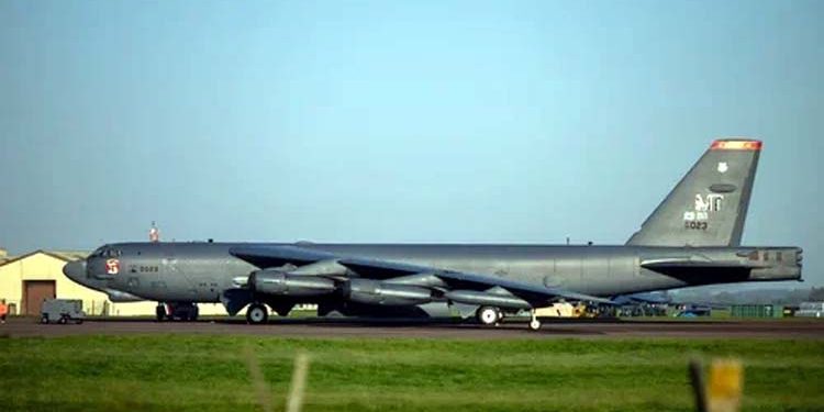 US B-52 bomber crashes, eight killed