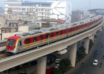 Waves of free travel on metro buses, Orange Line train end