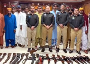 15-year-old bloody tribal feud ends in Larkana; 28 individuals lay down their arms.