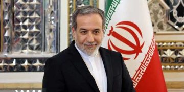 Abbas Araghchi holds telephone conversations with the foreign ministers of Saudi Arabia and Oman.