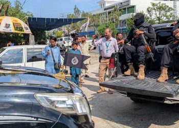 Armed individuals have taken up fortified positions in buildings in Rawalakot and are attacking security forces, says the Azad Kashmir Police spokesperson.
