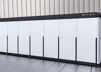 Chinese company signs contract for world's largest solar-plus-storage project in Abu Dhabi.