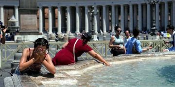 Europe in the grip of fire! Heat dome strikes; red alert issued.