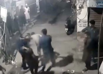 Faisalabad, traffic wardens torture citizen by throwing him out of his house