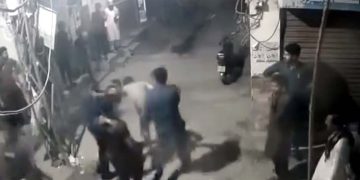 Faisalabad, traffic wardens torture citizen by throwing him out of his house