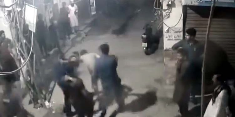 Faisalabad, traffic wardens torture citizen by throwing him out of his house