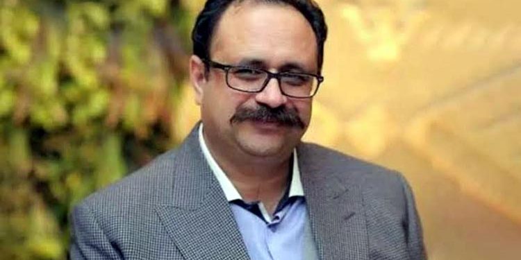 Former Azad Kashmir Prime Minister Sardar Tanveer Ilyas's convoy fired upon; security guard killed.