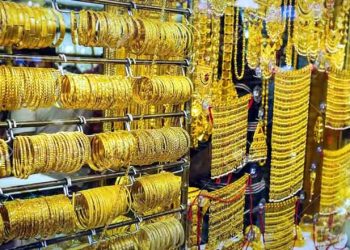 Gold cheaper by Rs 2400 per tola